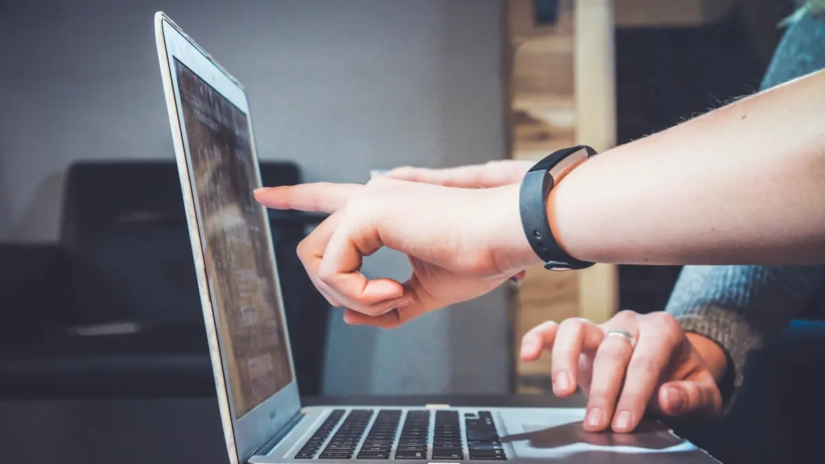 Deux personnes cherchant une solution sur un ordinateur portable