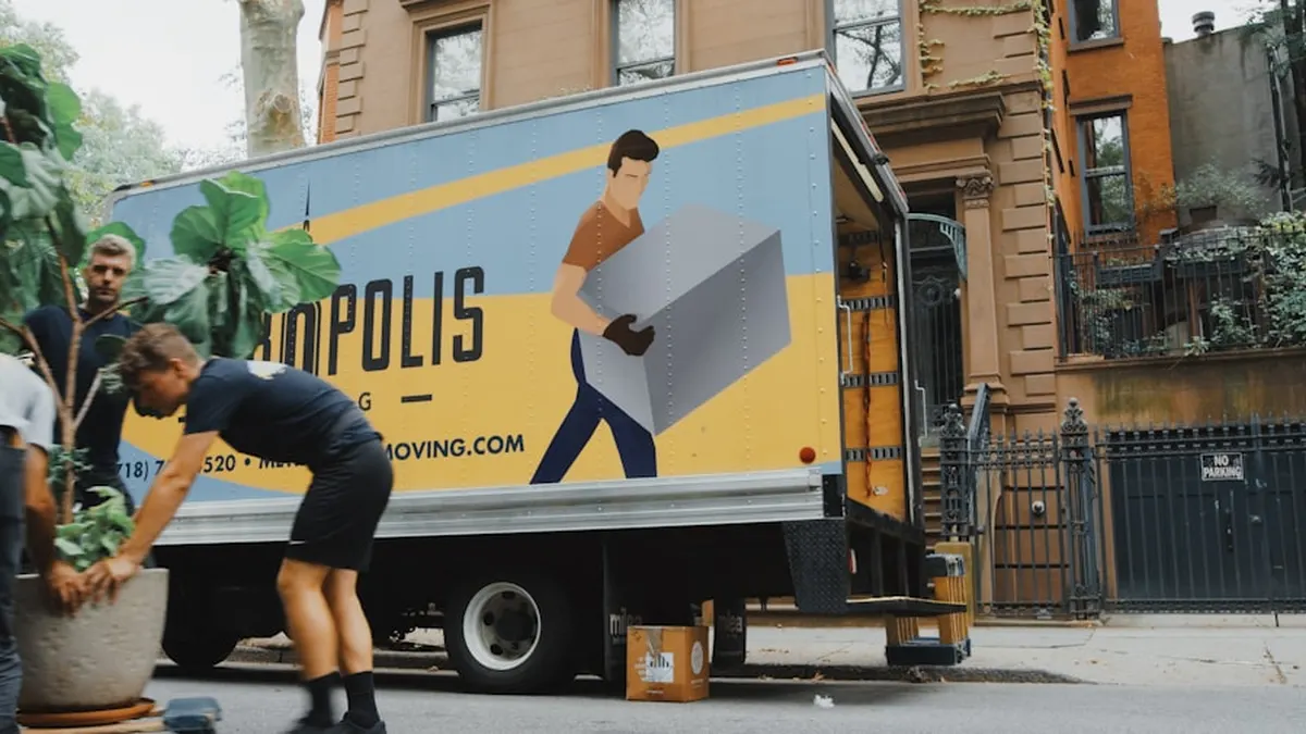 Camion de déménagement devant un immeuble