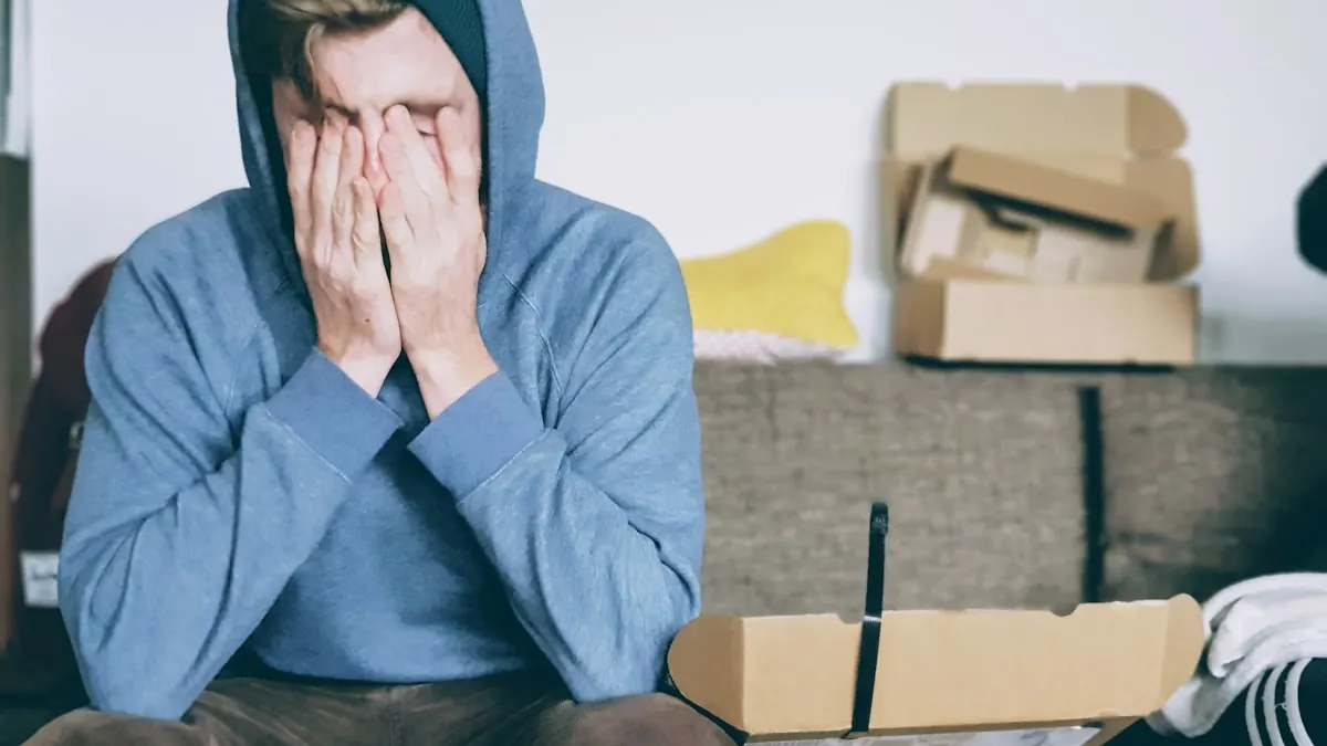 Personne perplexe devant sa box internet qui ne s'allume plus