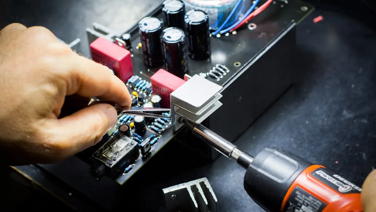 Réparation d'un boîtier électronique par un technicien