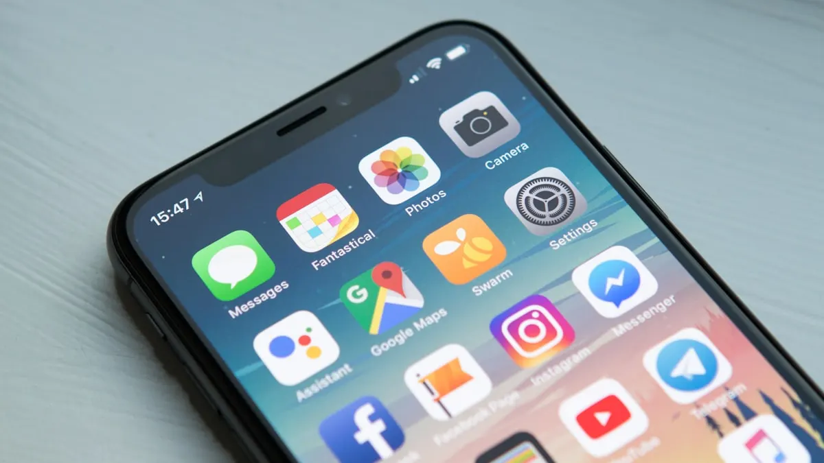Smartphone affichant un appel entrant, illustrant un démarchage téléphonique