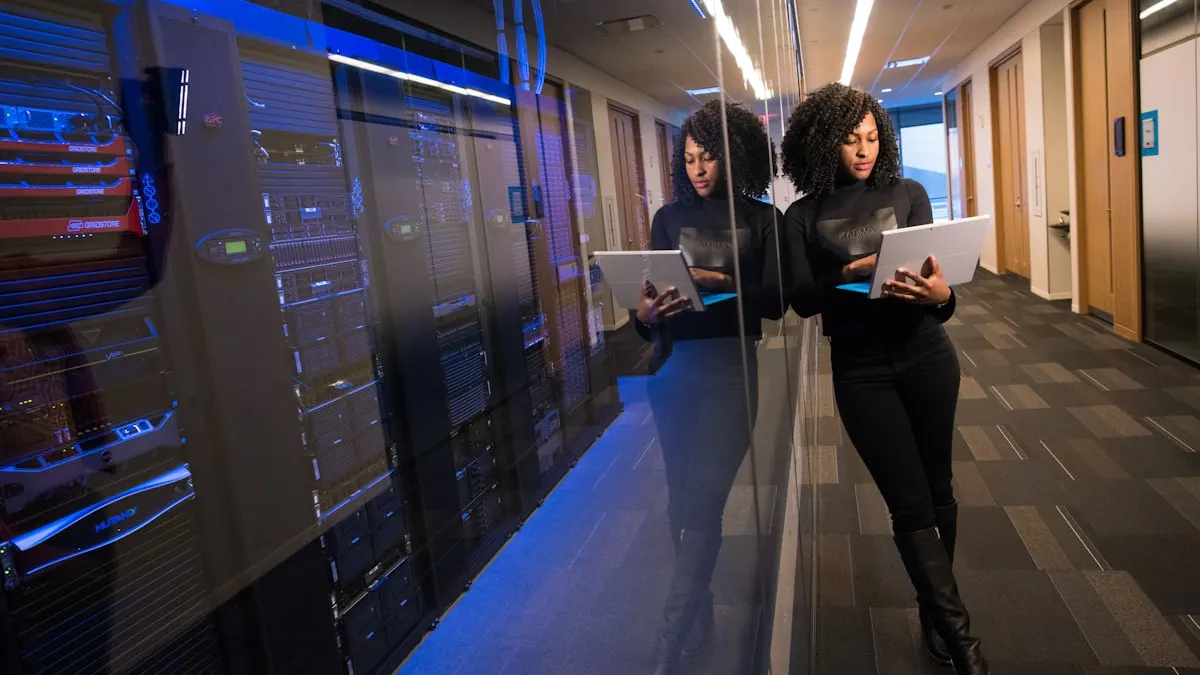 Technicienne réseau avec ordinateur portable devant des serveurs