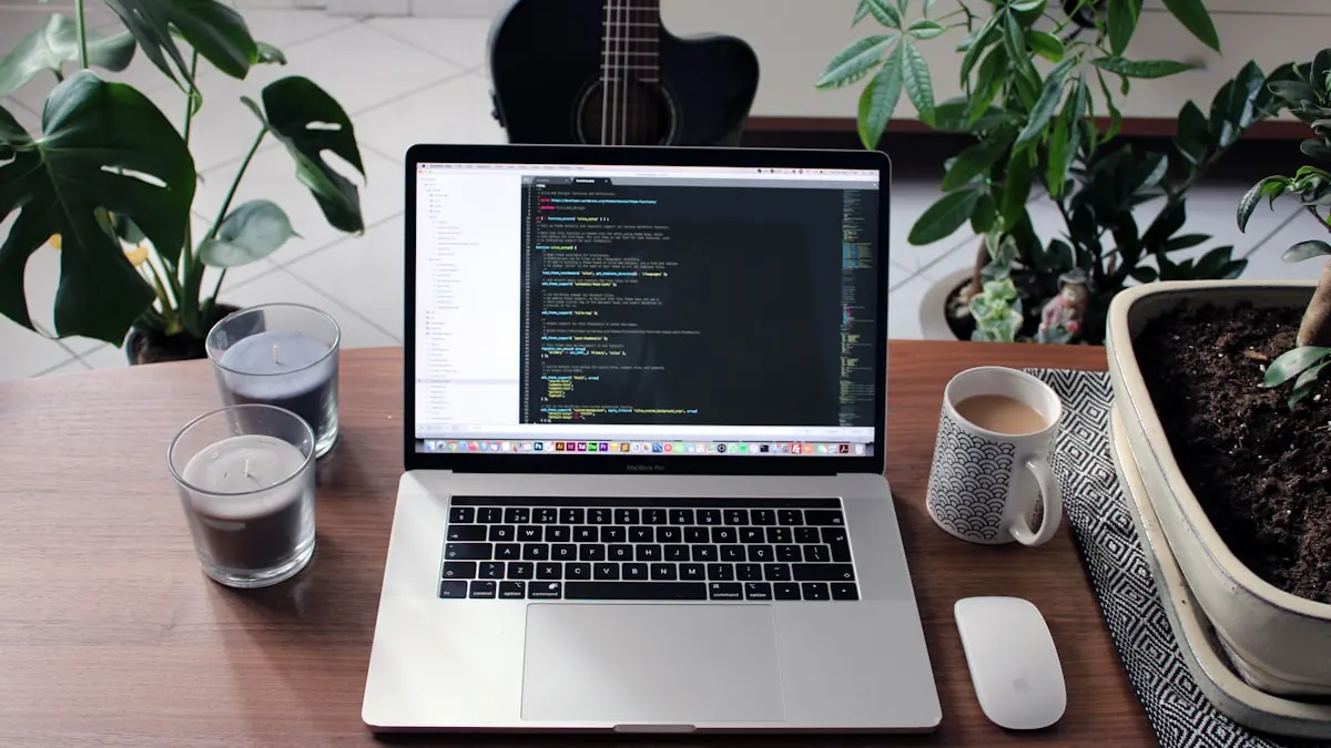 Personne en télétravail installée devant son ordinateur portable dans un appartement